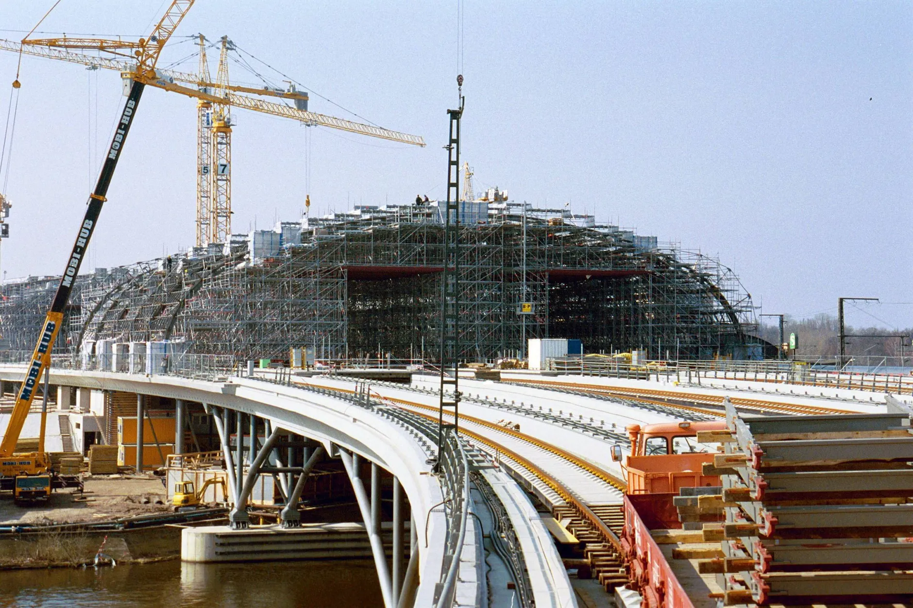 So sah der Bau des Glasdachs 2002 aus.