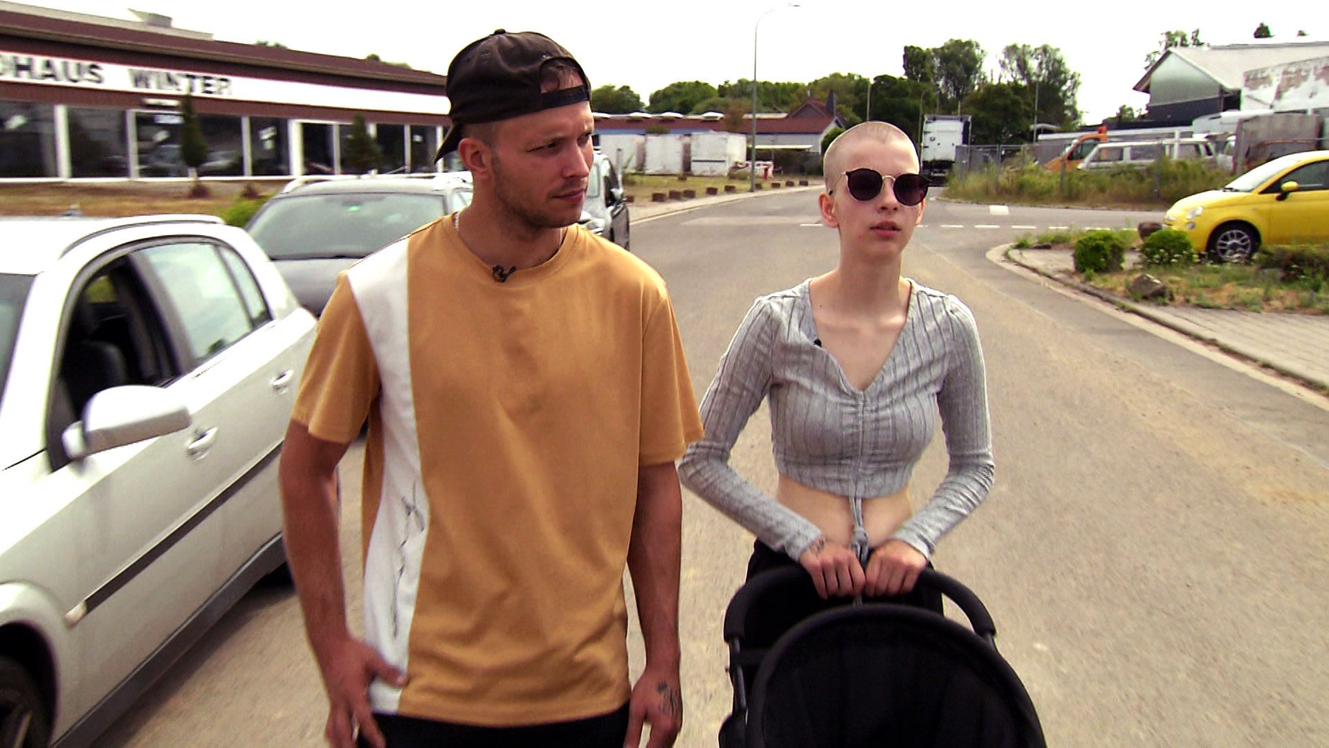 „Armes Deutschland“: Mike und Angelique sortieren Essen von der Tafel aus
