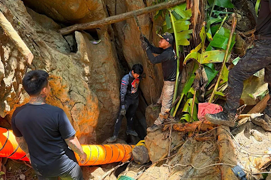 In der laotischen Provinz Xaisomboun versuchen Rettungskräfte, sieben seit Tagen in einer Höhle eingeschlossene Goldsucher zu erreichen.