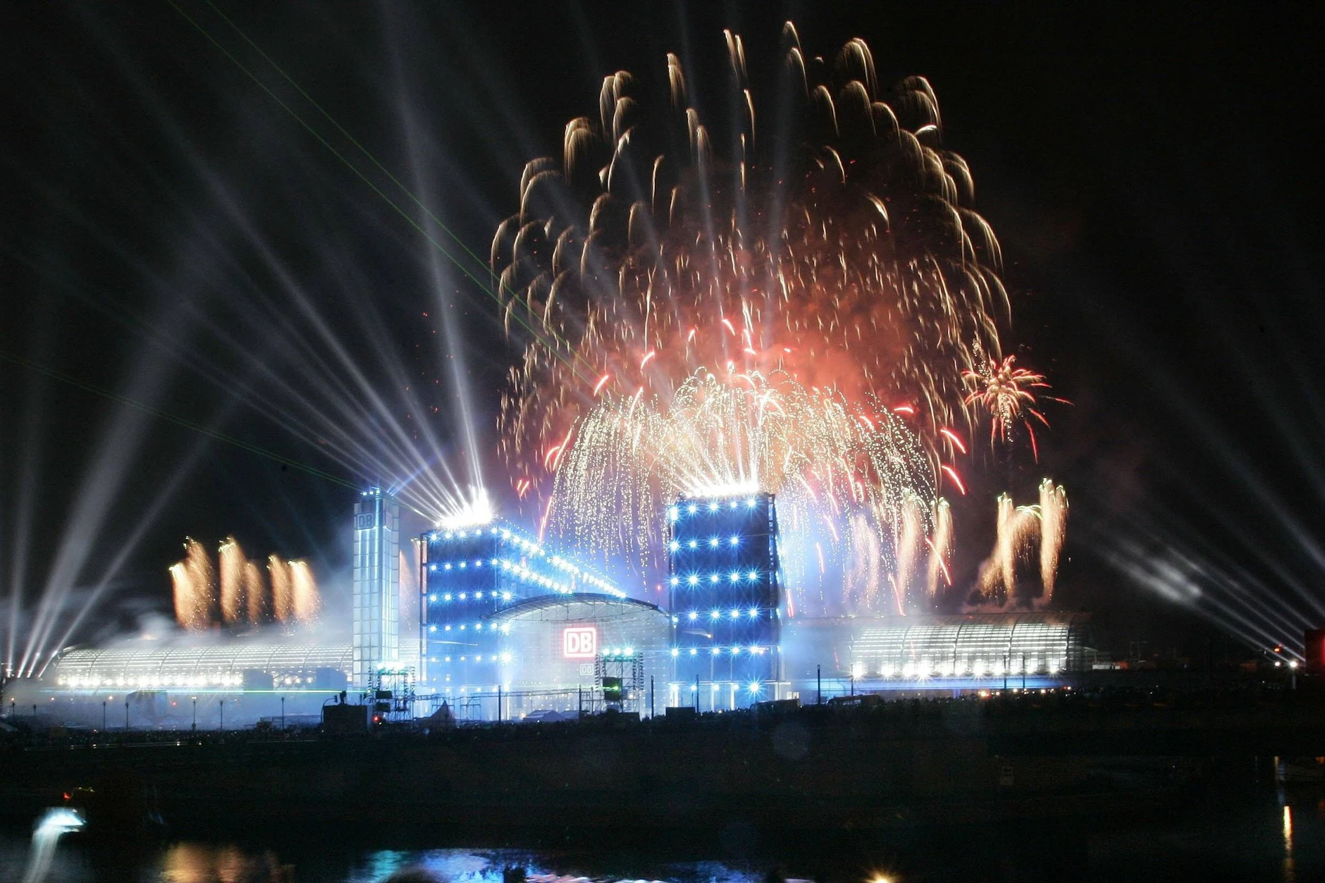 26.05.2006: Die Eröffnung des Berliner Hauptbahnhofs wurde mit einer großen Lichtshow gefeiert.