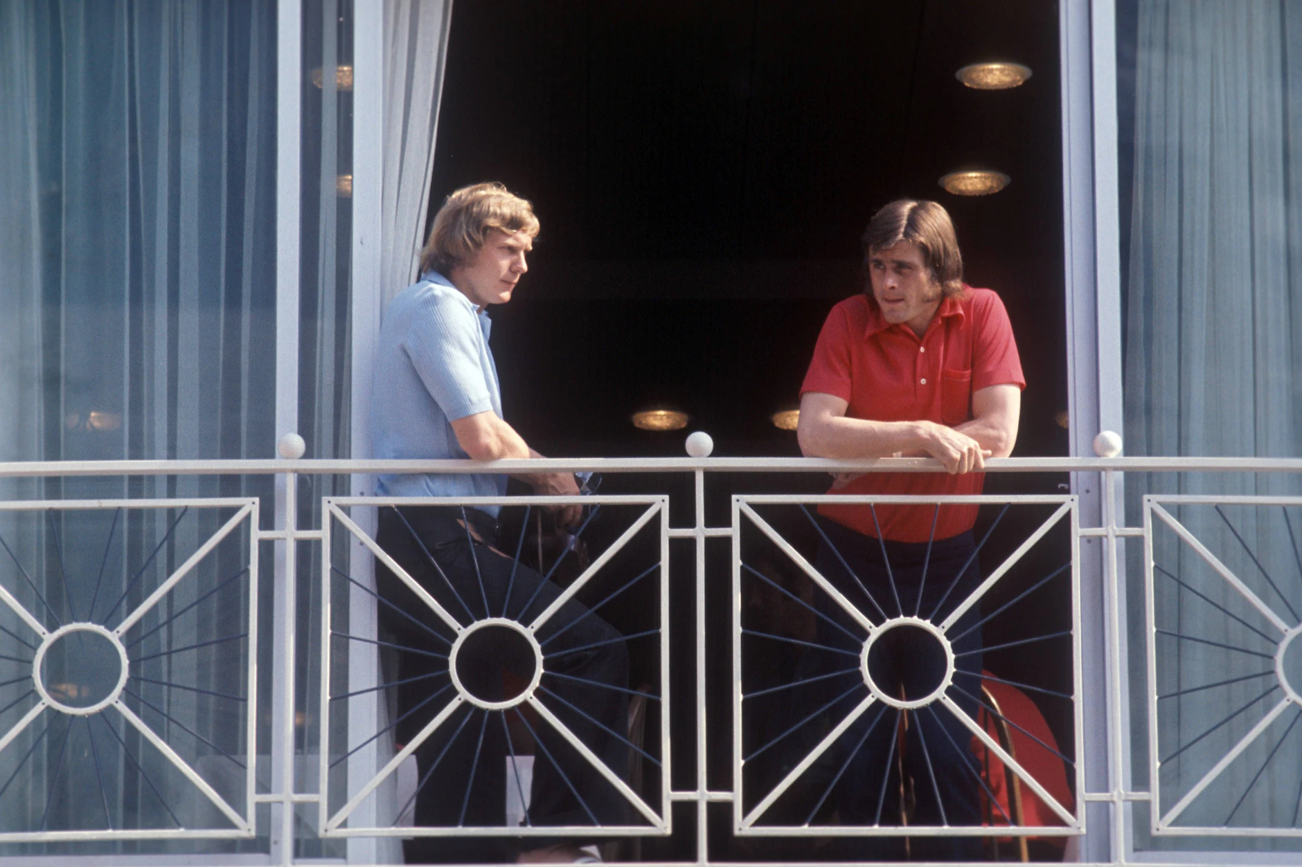 Gerd Kische (l.) und Kollege Lothar Kurbjuweit schauen im Juni 1974 aus dem Fenster des Sporthotels in Quickborn.