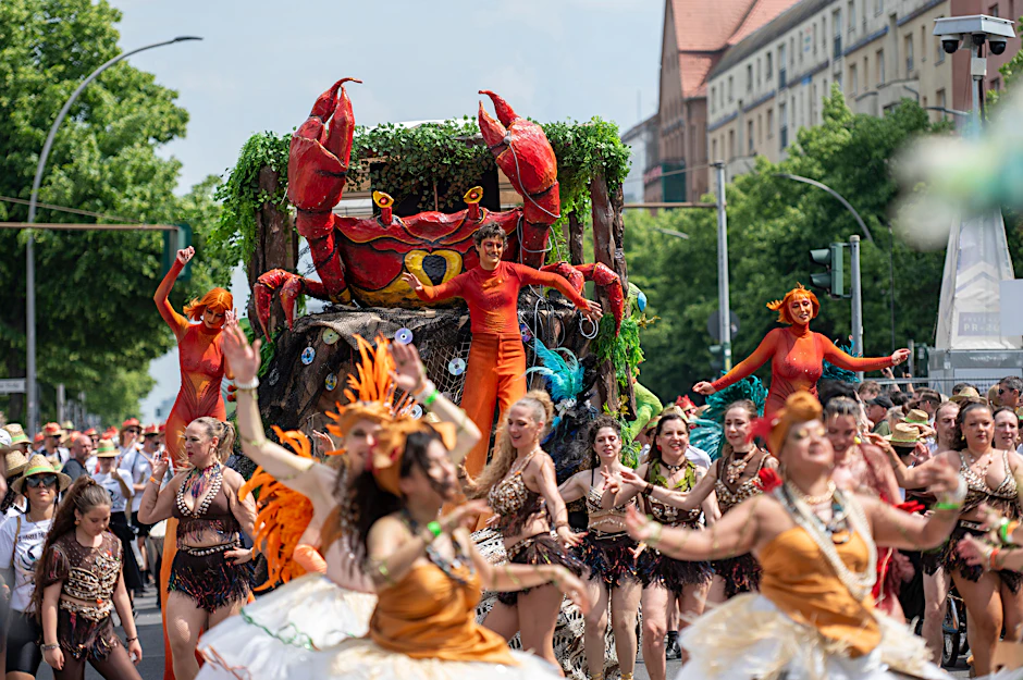 Bereits seit 30 Jahren findet der Karneval der Kulturen in Berlin statt – zum zweiten Mal in Friedrichshain.