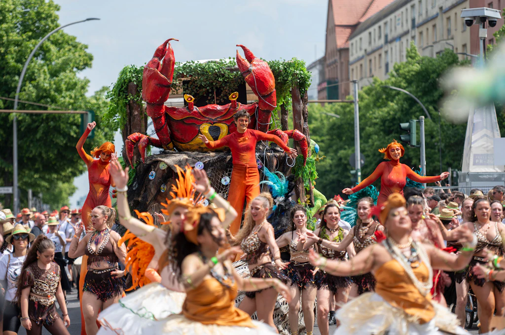 Bereits seit 30 Jahren findet der Karneval der Kulturen in Berlin statt – zum zweiten Mal in Friedrichshain.
