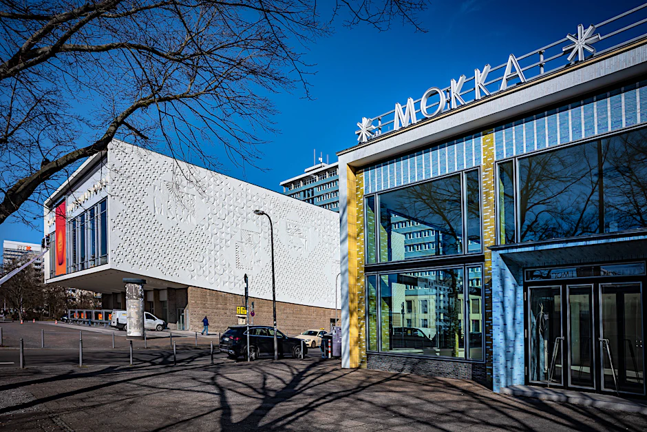 DDR-Moderne mit neuem Leben: Die Mokka-Milch-Eisbar an der Karl-Marx-Allee öffnet wieder – direkt neben dem Kino International soll aus der früheren „Mokke“ ein Treffpunkt für Gastronomie, Kultur und Coworking werden.