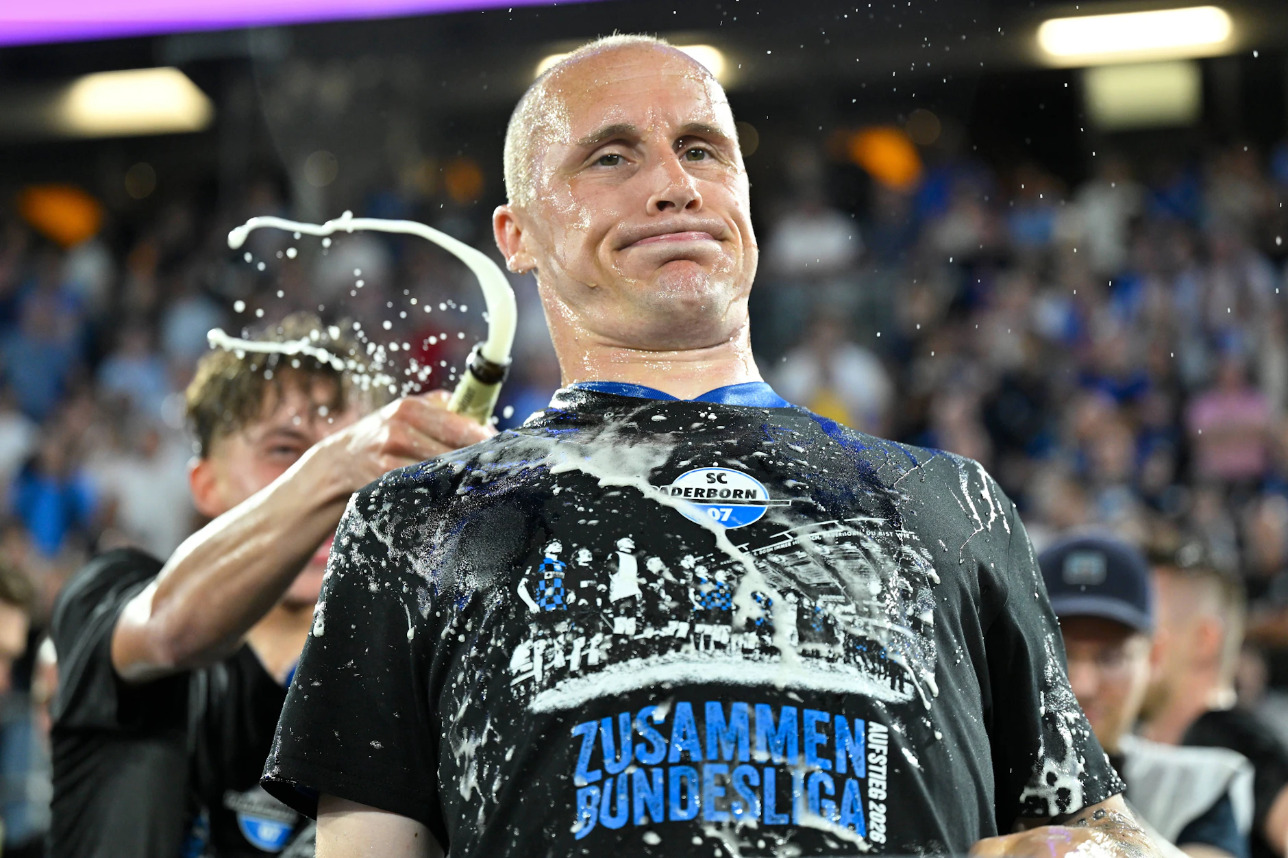Bierdusche nach Abpfiff: Sven Michel steigt mit Paderborn in die Bundesliga auf.