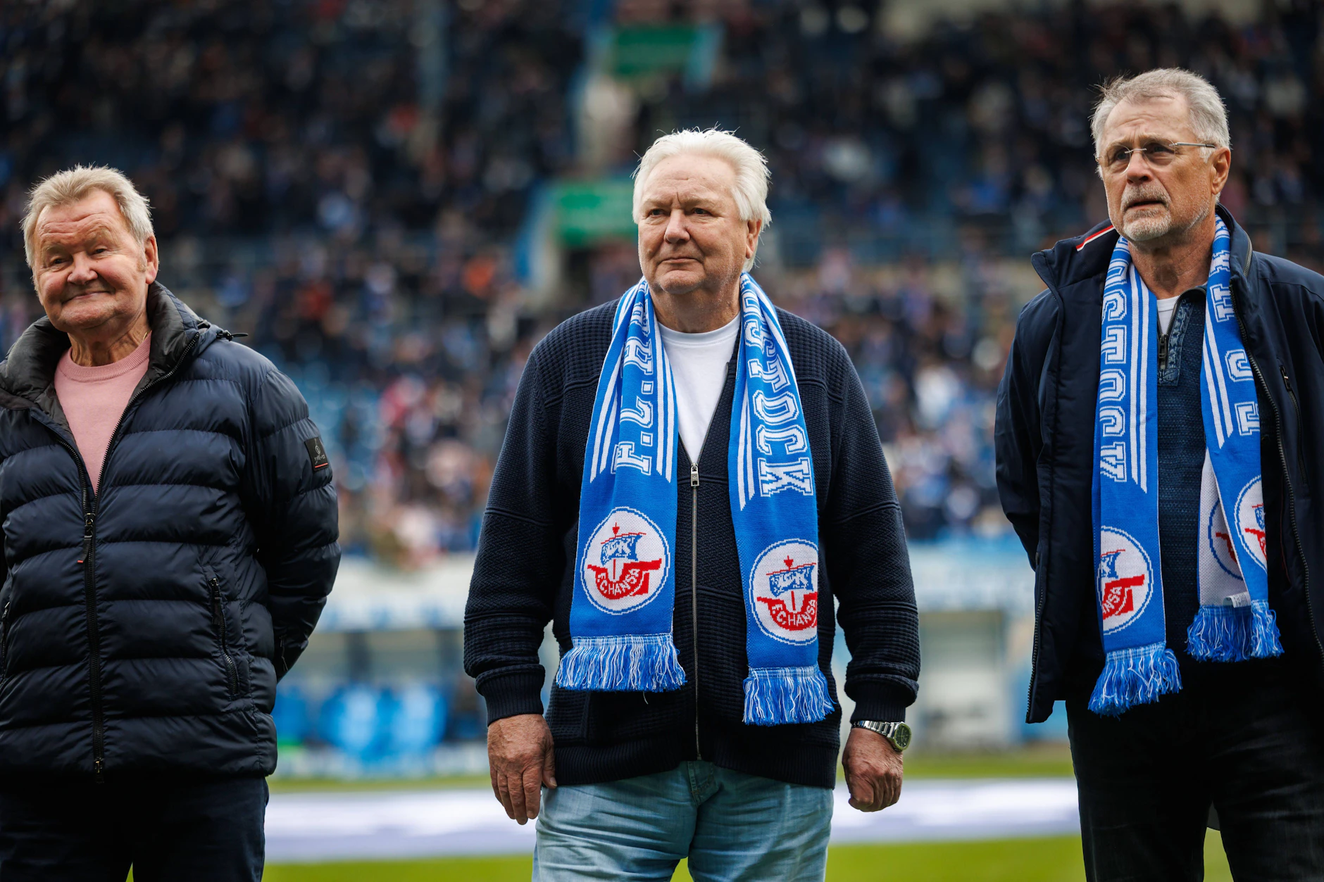 Gerd Kische (M.) brachte Ende April 2026 die 76er-Goldmannschaft nach Rostock. Links: Konrad Weise, rechts Lothar Kurbjuweit. Sie spielten auch zusammen die 74er-WM in der Bundesrepublik.