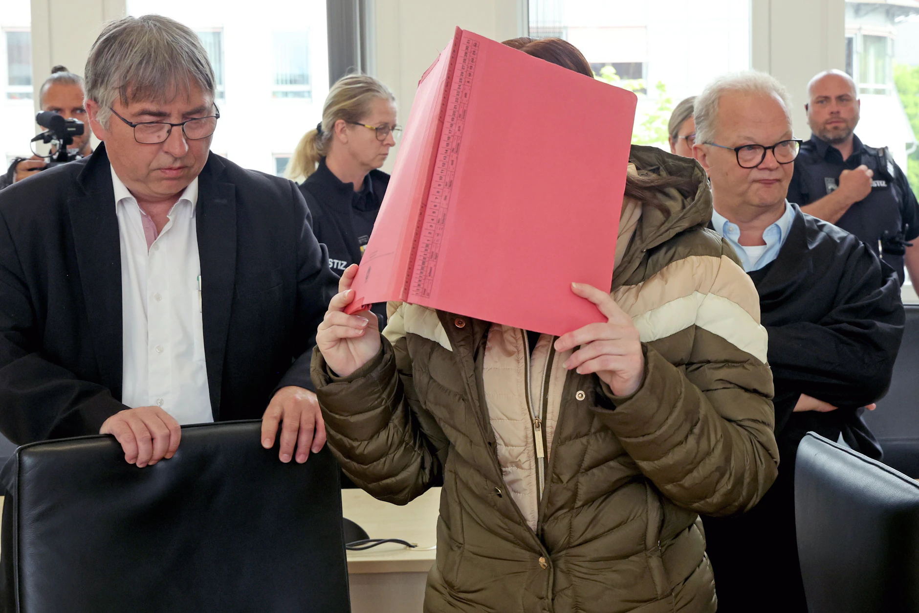 Gina H. muss sich im Prozess um den Mord an Fabian aus Güstrow vor Gericht verantworten. Die Ermittler glauben, dass sie den acht Jahre alten Jungen getötet hat.
