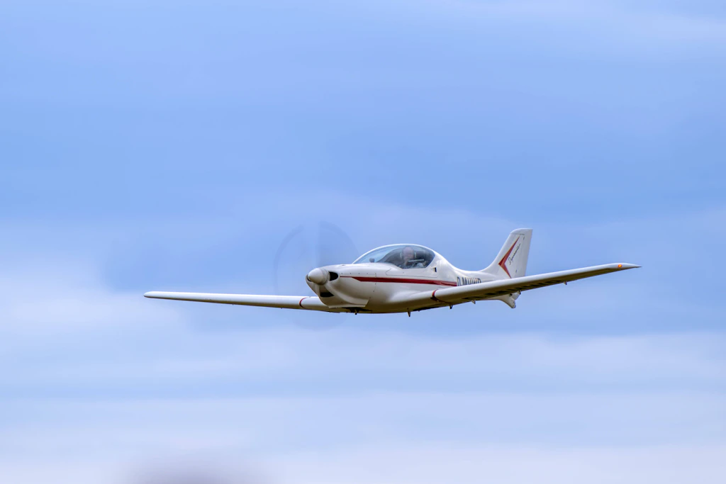 Flugzeug-Triebwerk versagt in Sachsen: Pilot verletzt sich bei Notlandung schwer