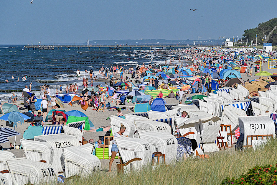 Ein Ostseestrandabschnitt voller Urlauber in Kühlungsborn, Mecklenburg-Vorpommern