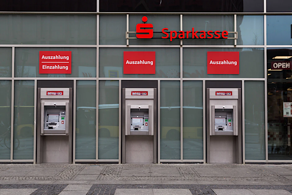 Werden zum Gegner, wenn das Geld knapp wird: Geldautomaten am Alexanderplatz in Berlin
