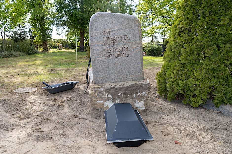 Auf dem Friedhof Koserow wurden in einer Grabstätte 42 Kriegstote entdeckt. Der kleine Sarg wird vom Volksbund Deutsche Kriegsgräberfürsorge zur Bestattung von sterblichen Überresten genutzt.