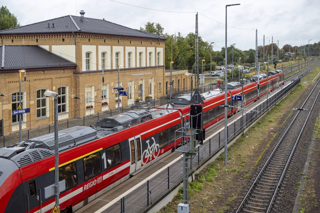 Mitten im Berufsverkehr: Kaputte Weiche stoppt Regionalbahn auf wichtiger Strecke bei Berlin