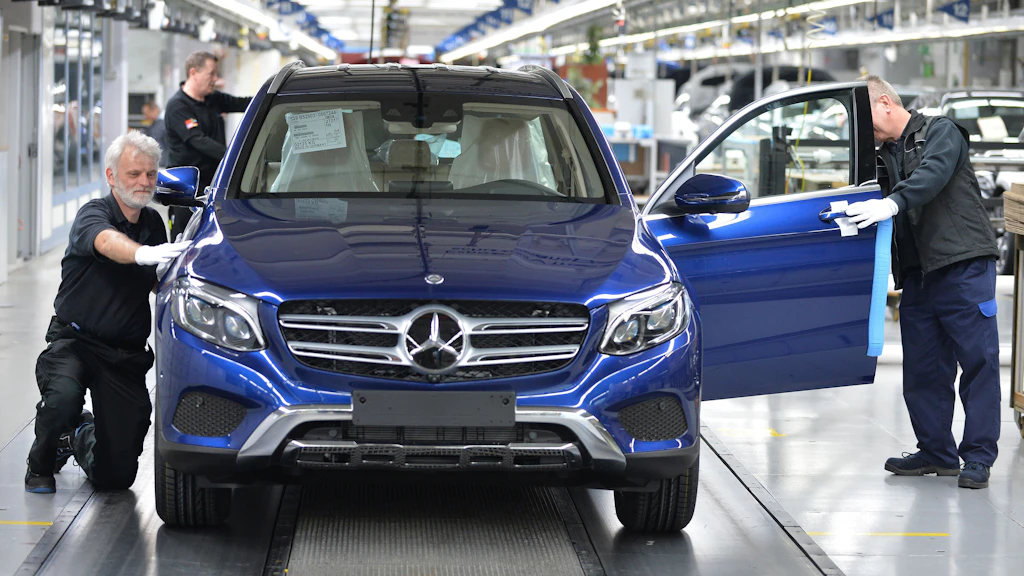 Mitarbeiter von Mercedes-Benz arbeiten im Werk in Bremen: Der Stuttgarter Autobauer erwägt offenbar, die Wochenarbeitszeit von 35 auf 40 Stunden zu erhöhen.