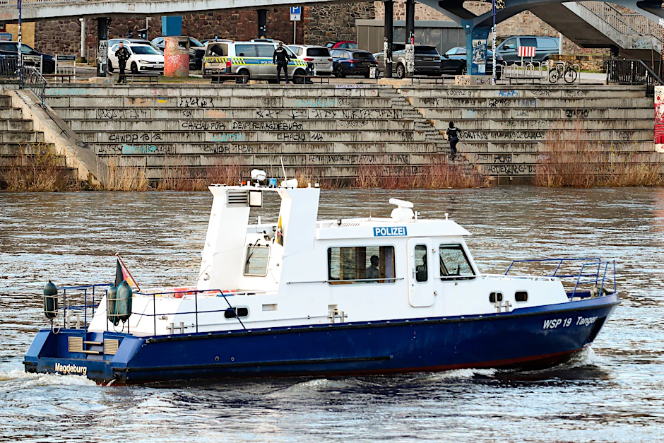 Ein Polizeiboot auf der Elbe bei Magdeburg
