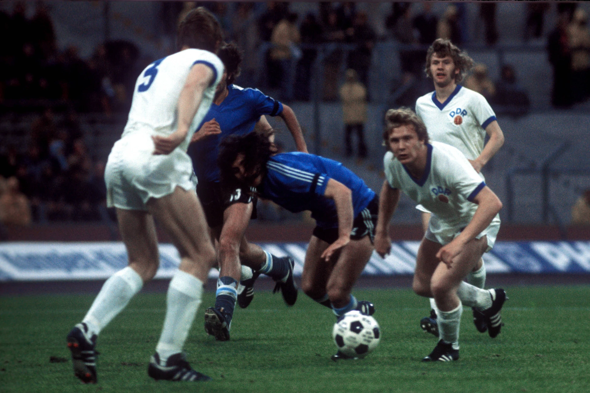 Gerd Kische (r.) 1974 im letzten WM-Spiel gegen Argentinien.