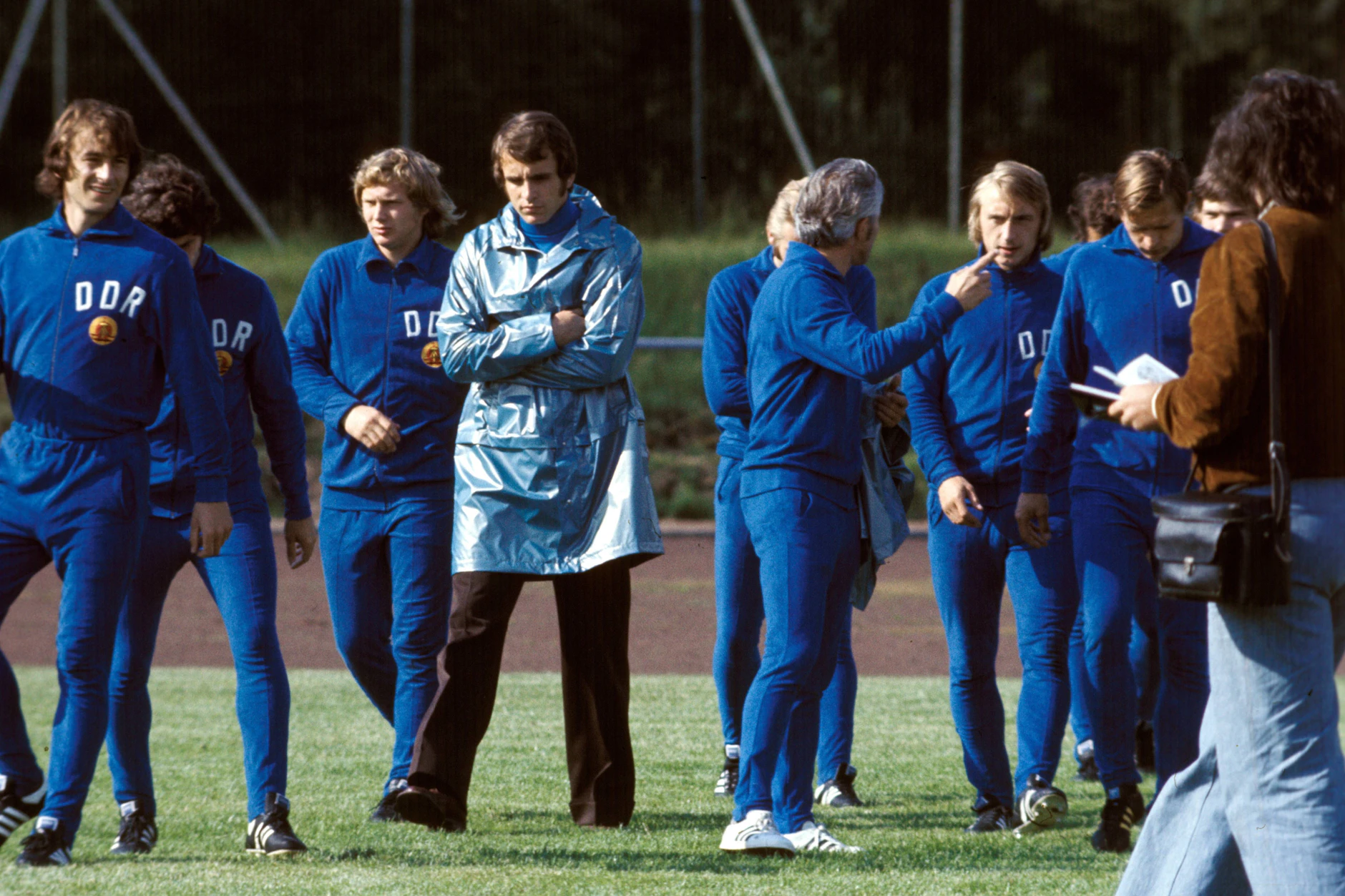 Training des DDR-Teams im Juni 1974: Gerd Kische (3.v.l.) steht neben Torwart Jürgen Croy. Trainer Georg Buschner erklärt die Einheit.
