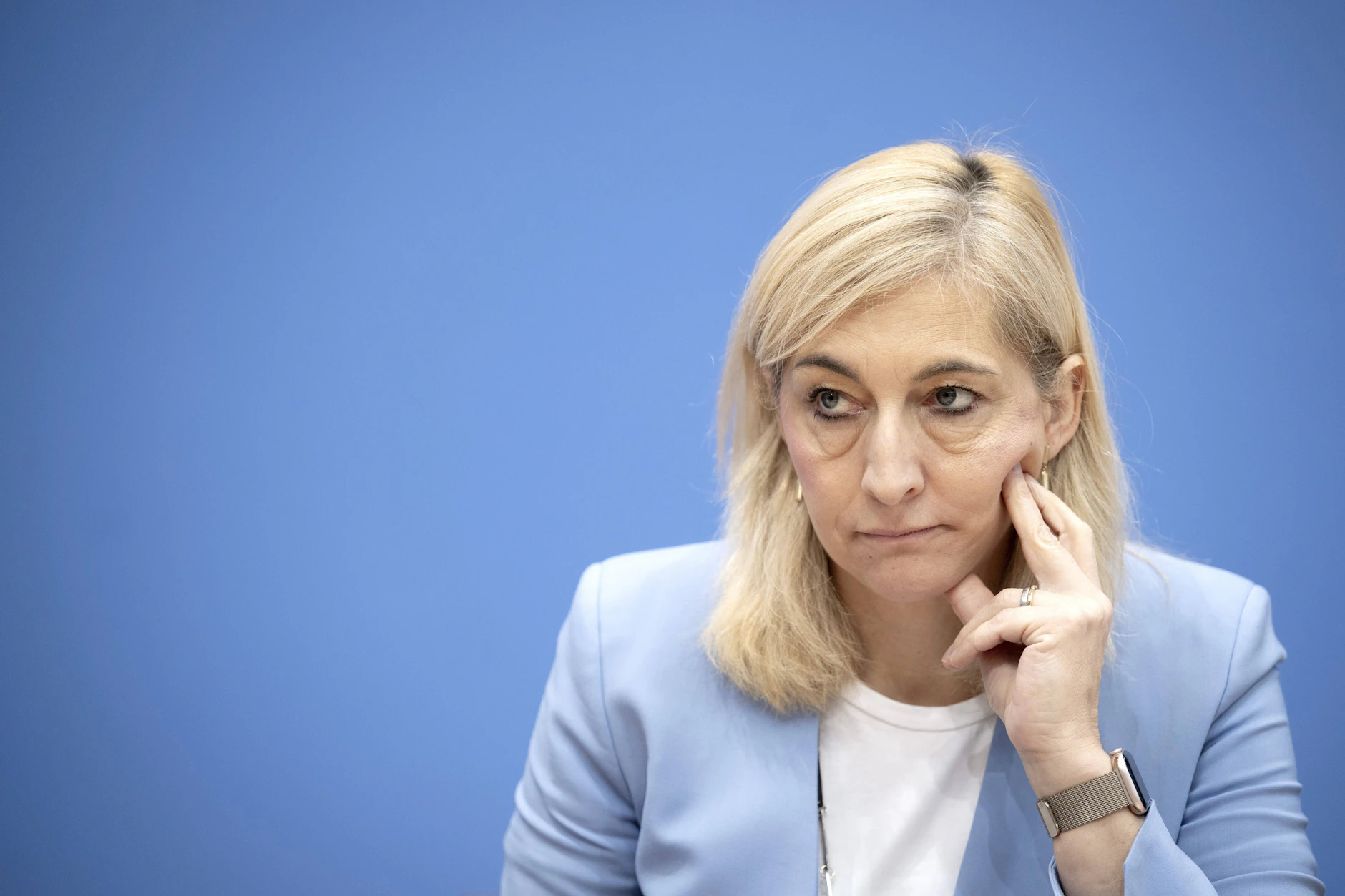 Wegen steigender Kosten in der Pflegeversicherung nimmt Warken Kinderlose ins Visier.