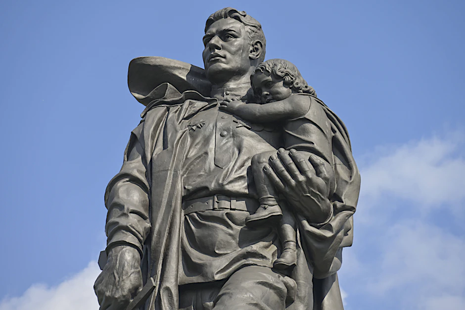 Soldat mit Kind: Sowjetisches Ehrenmal im Treptower Park, Berlin.