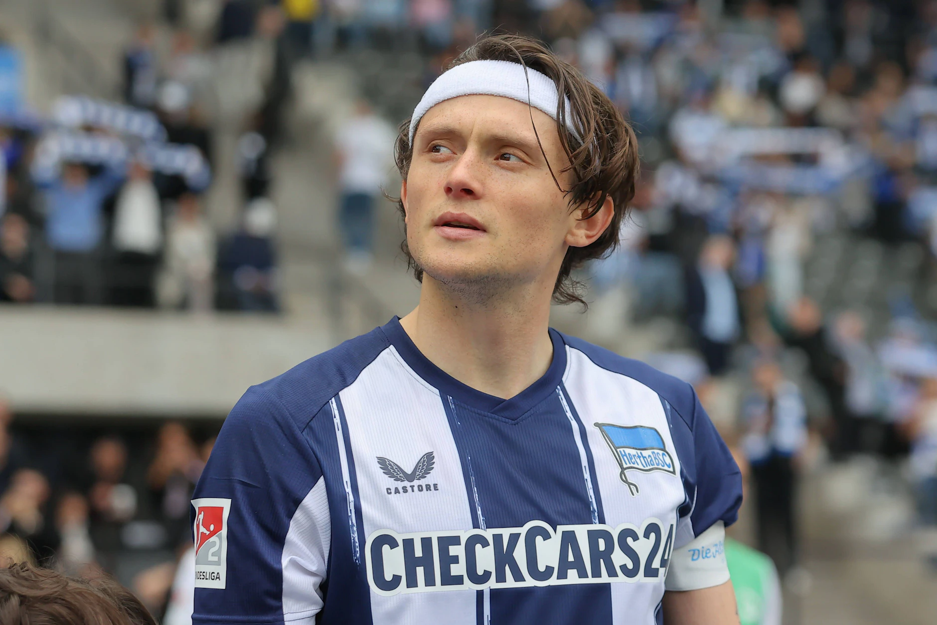 Kapitän Fabian Reese überlegt in diesem Sommer, ob er Hertha BSC verlassen soll. Das Angebot vom VfL Wolfsburg hat sich nach dem Abstieg der Niedersachsen zerschlagen.