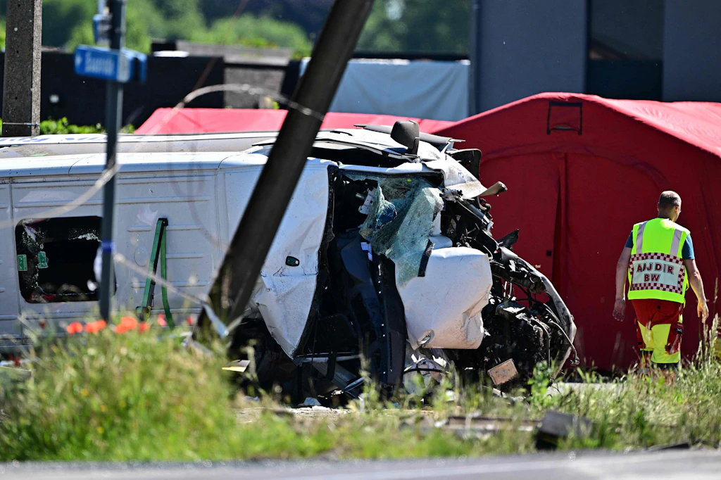 Schweres Zugunglück in Belgien: Vier Tote bei Zusammenstoß mit Schulbus