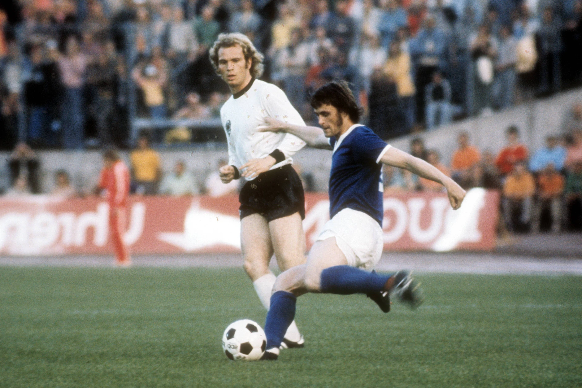Lothar Kurbjuweit (r.) ist beim legendären Vergleich in Hamburg schneller am Ball als Uli Hoeneß. Nach dem Spiel erhielt Kurbjuweit sein Trikot.