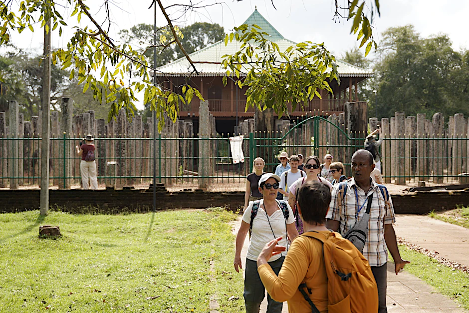 Touristen laufen durch eine&nbsp;Unesco-Welterbestätte in Anuradhapura, Sri Lanka