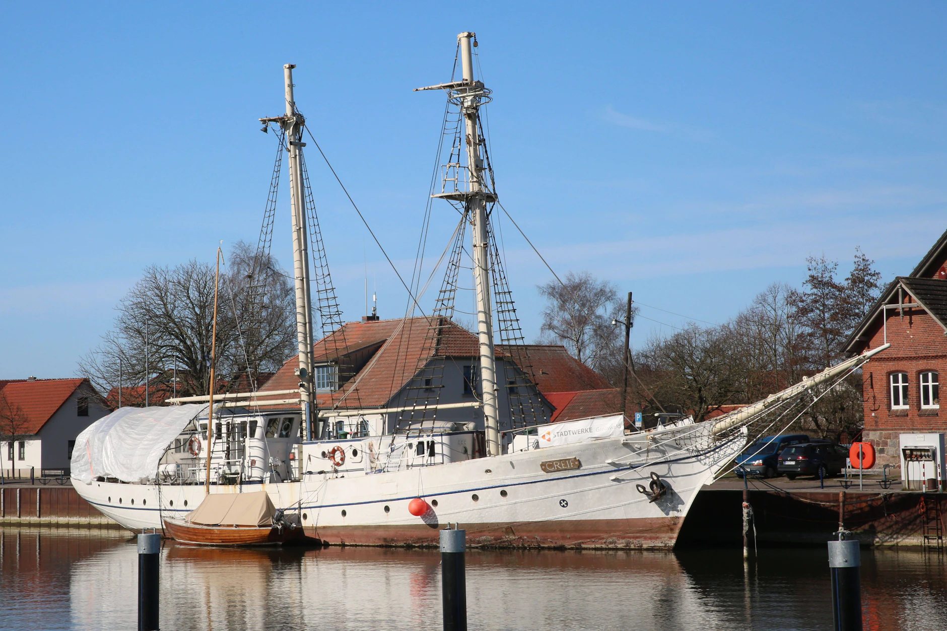 Das Schiff wurde 1951 gebaut und war ein Geschenk zum 75. Geburtstag von Wilhelm Pieck.