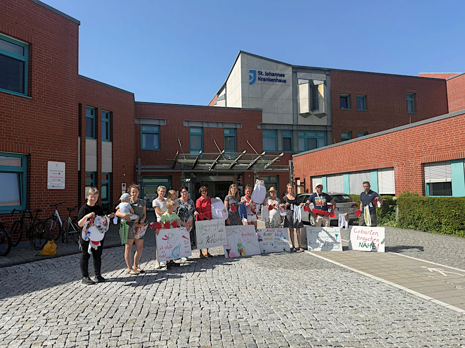 Noch protestieren Schwangere, wie diese Woche, vor dem Kamenzer Klinkum. Ab nächste Woche haben sie weite Wege vor sich.