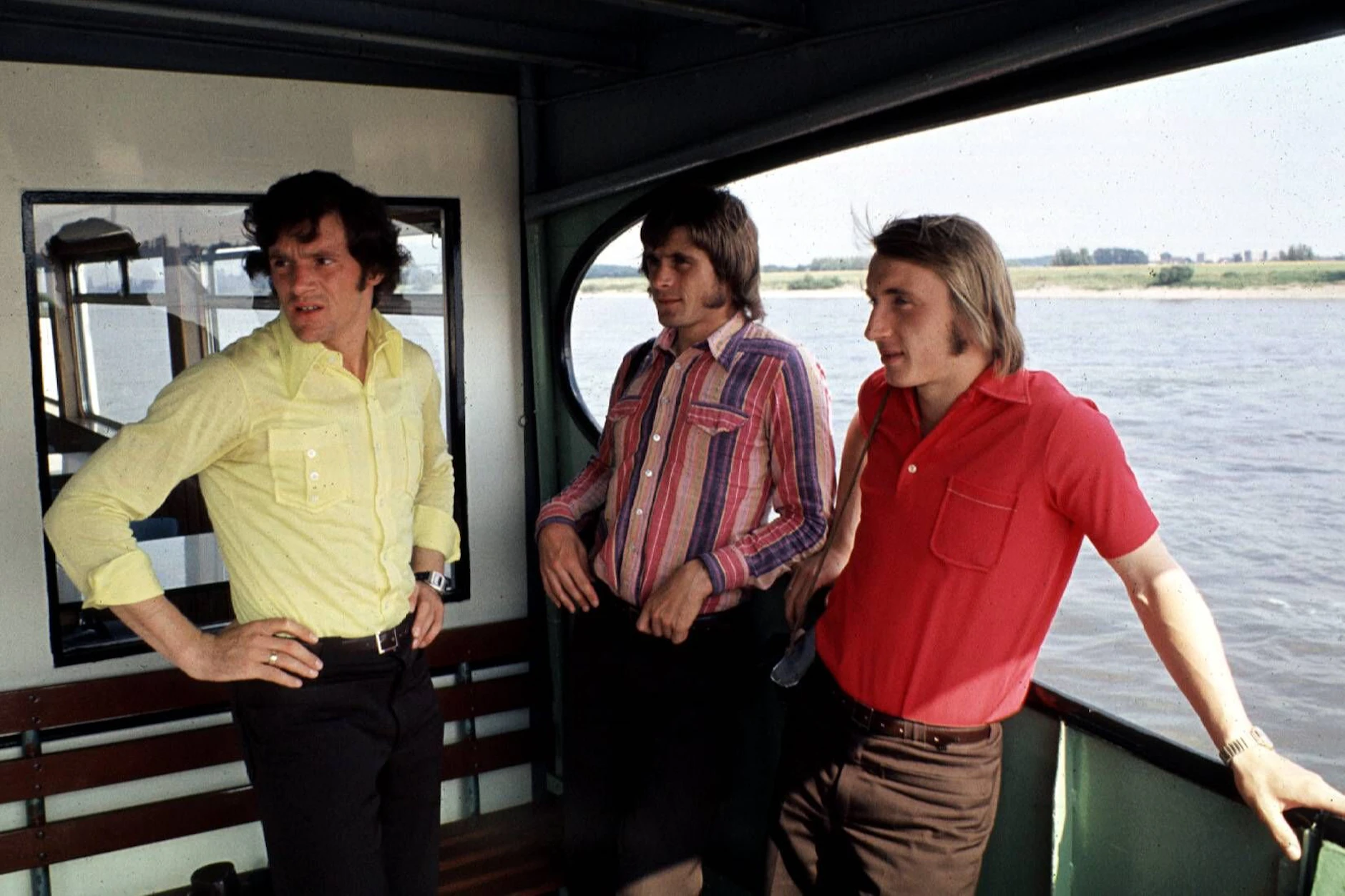 Lothar Kurbjuweit (M.) genießt 1974 einen freien WM-Tag auf einer Dampferfahrt mit Reinhard Lauck und Joachim Streich (r.).