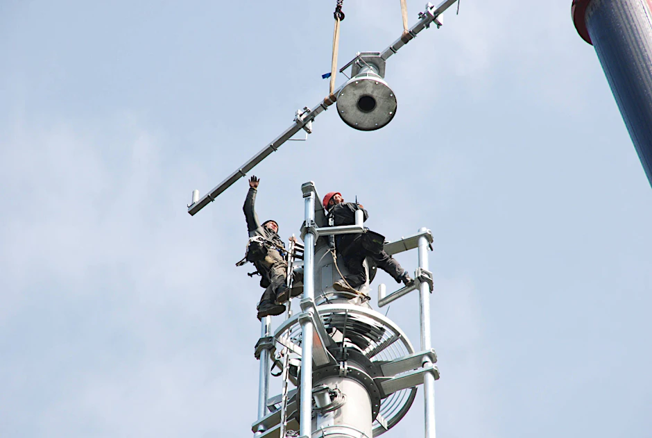 An einem Funkmast bei Homburg werden mehrere Batterien entwendet, die bei einem Stromausfall den Notstrom liefern sollen. (Symbolbild: Aufbau eines Funkturms in Sachsen-Anhalt)