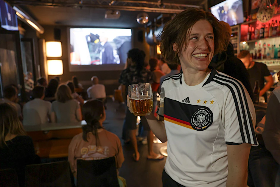 Das ganze Jahr über Fußball zu zeigen wird für Gastwirte immer teurer.