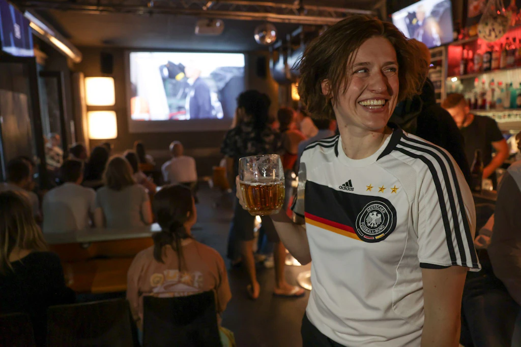 Wo läuft hier eigentlich noch Fußball? Immer mehr Kneipen müssen Übertragungen abwägen