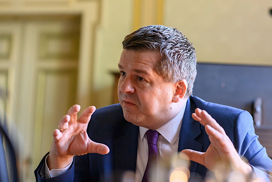 Sven Schulze (CDU), Ministerpräsident von Sachsen-Anhalt, kritisiert die schwarz-rote Regierung scharf.