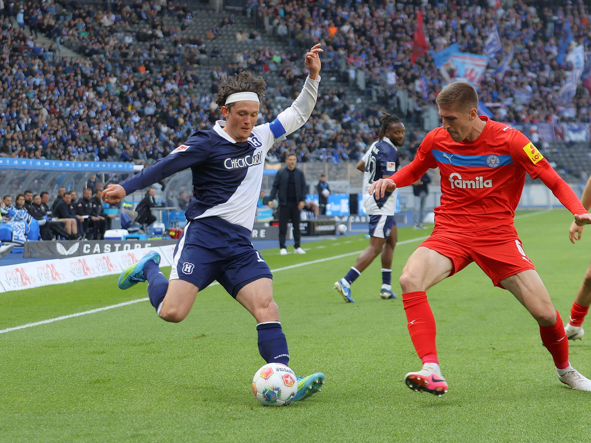 Fabian Reese von Hertha BSC im Duell mit Kiels Marko Ivezic. Der Flügelstürmer gehört zu den Besten Spielern der Zweiten Liga.