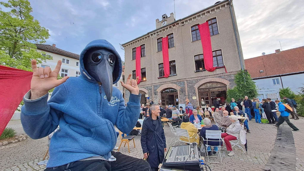 Von wegen tote Hose in der Provinz: In Oderberg eröffnen die Rathaus-Spiele eine Botschaft