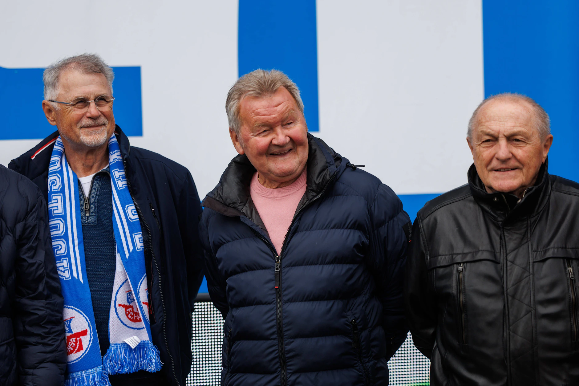 Lothar Kurbjuweit (l.) Ende April 2026 beim Wiedersehen der 76er-Gold-Mannschaft in Rostock. Neben ihm: Konrad Weise (M.) und Dieter Riedel.