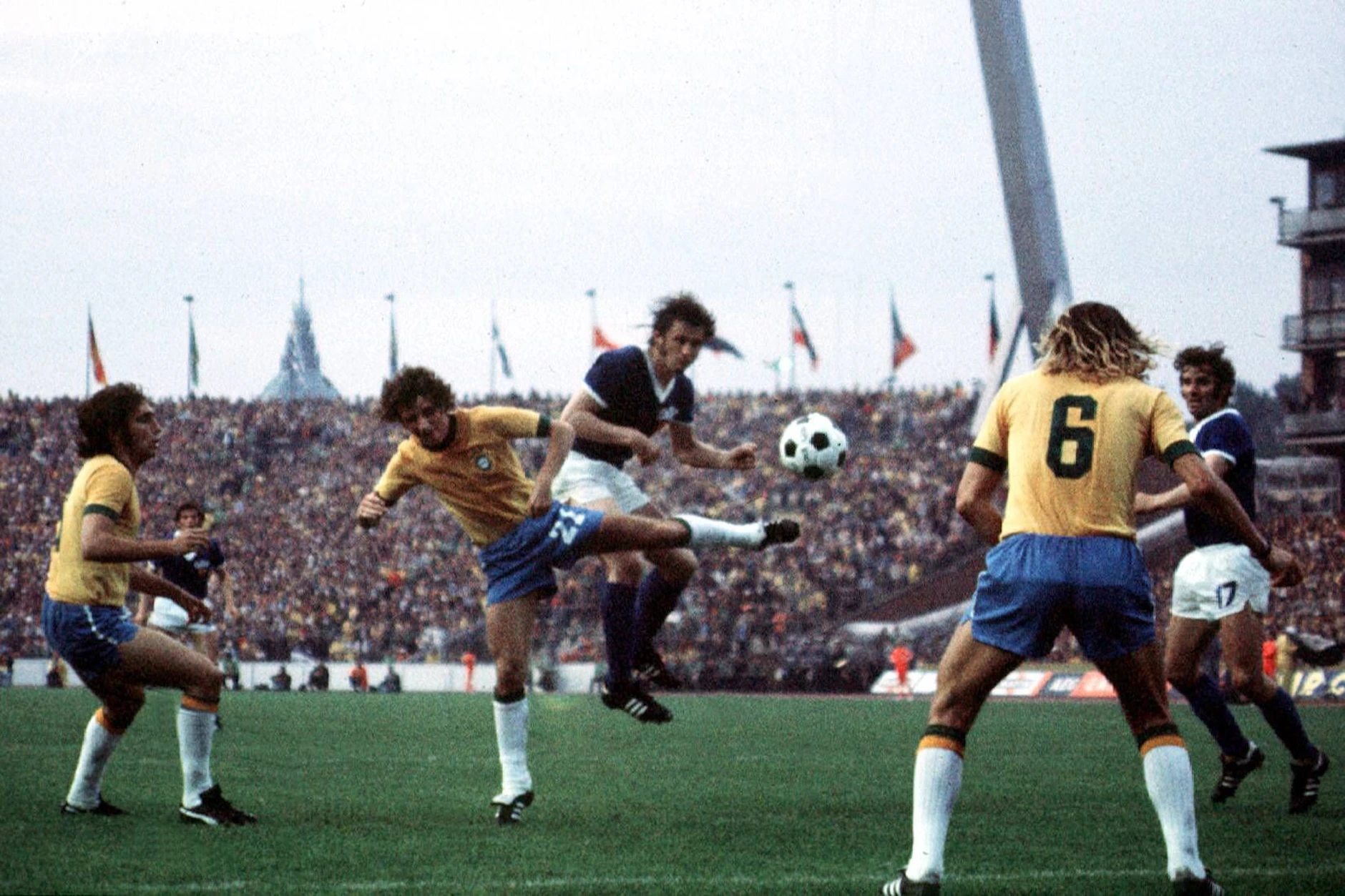Lothar Kurbjuweit (M.) 1974 im WM-Spiel gegen Brasiliens Dirceu.