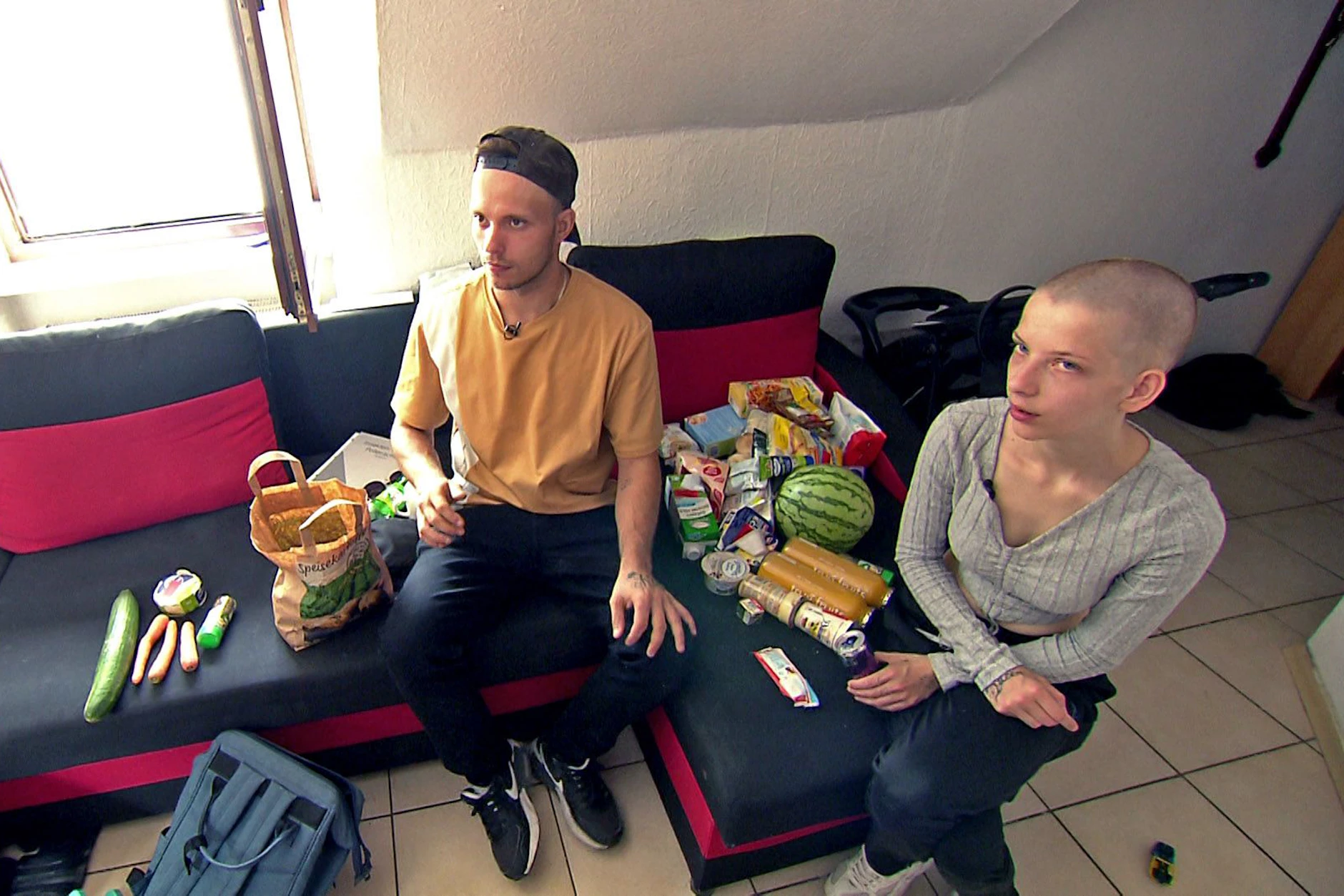 Zu Hause wird radikal aussortiert: Die meisten der Lebensmittel, die sich Angelique und Mike bei „Armes Deutschland“ von der Tafel geholt haben, verschenken sie weiter.