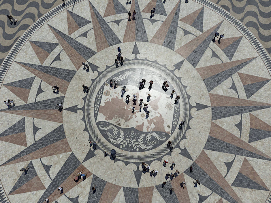 Die „Rosa dos Ventos“ in Lissabon ist ein atemberaubendes Bodenmosaik direkt vor dem berühmten Entdeckerdenkmal „Padrão dos Descobrimentos“ im historischen Stadtteil Belém.
