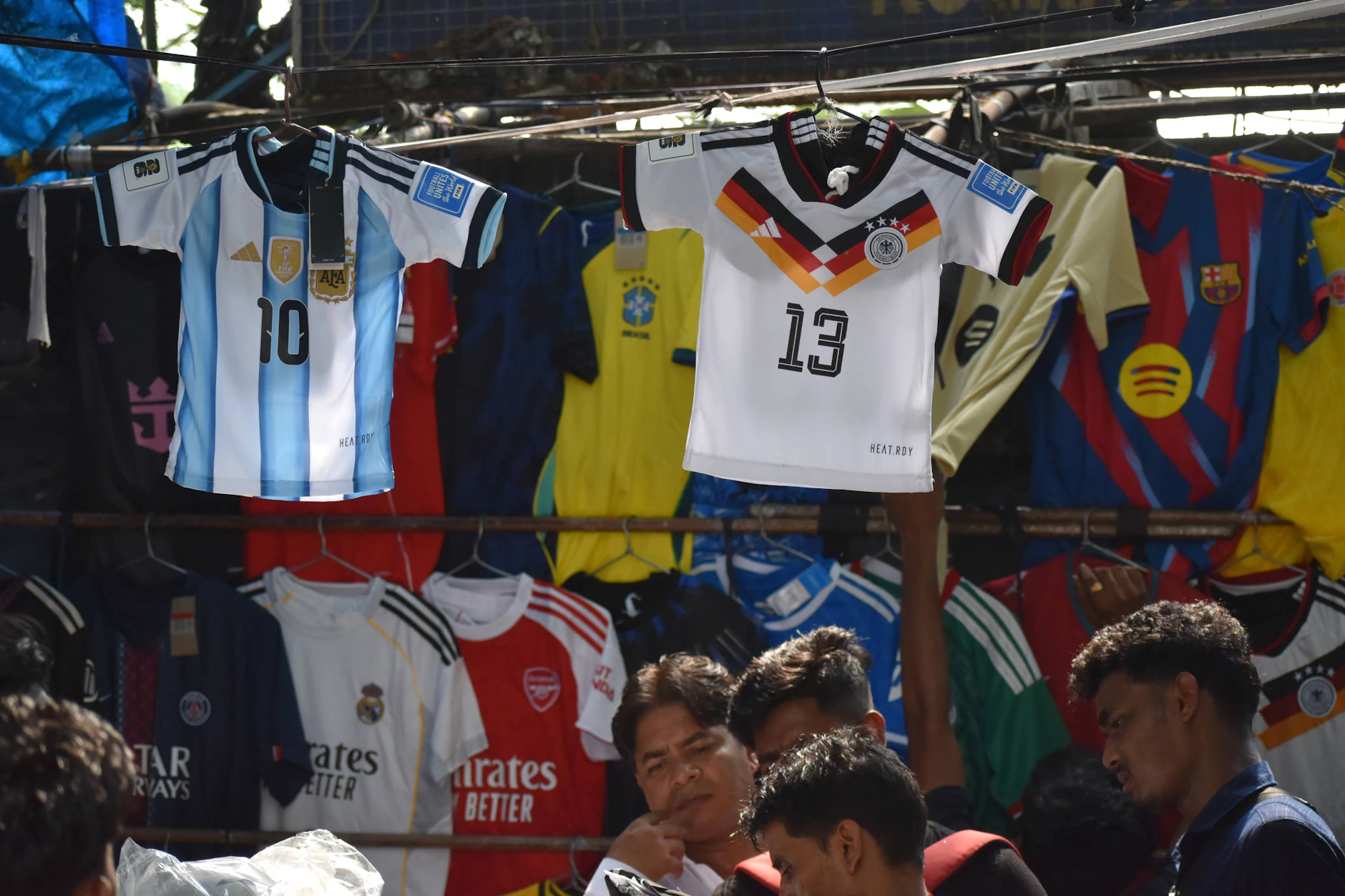 Straßenverkäufer in Indien handeln mit gefälschten WM-Trikots. Auch online muss man tierisch aufpassen.
