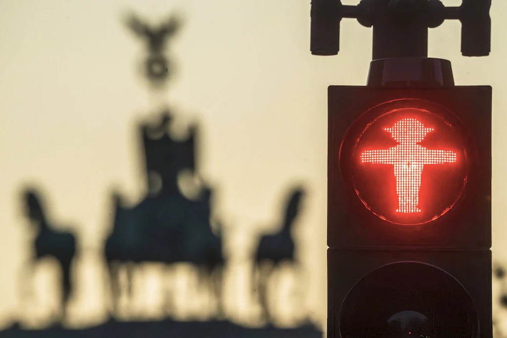Stillstand in Deutschland. Und plötzlich erinnert das wackere Ampelmännchen aus dem DDR-Erbe an den Stillstand der Vorwendezeit.