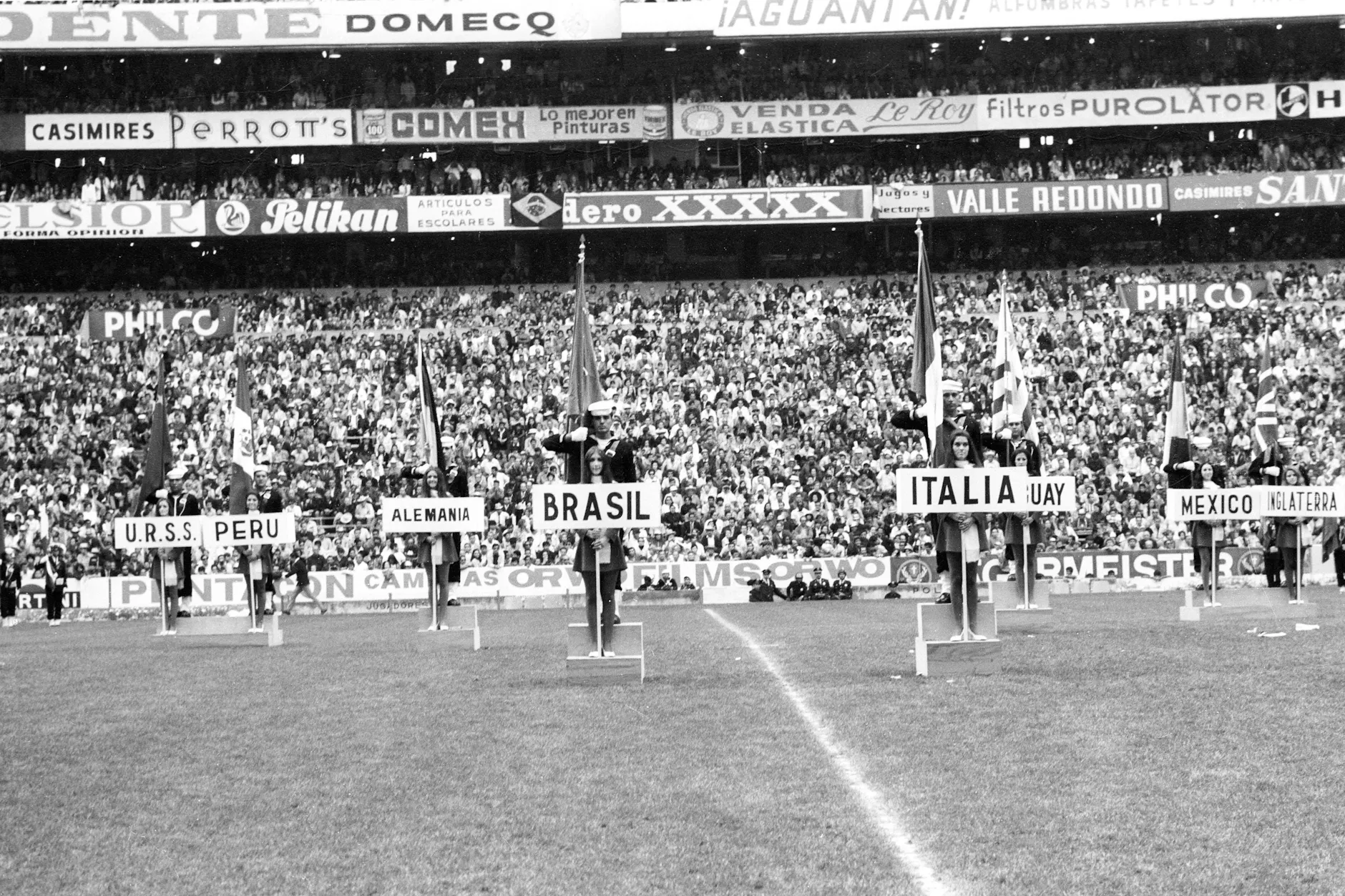 Selbst beim WM-Finale zwischen Brasilien und Italien standen am Spielfeldrand Werbebanden von Pentacon und ORWO, während andere Firmen an der Stadiontribüne warben.