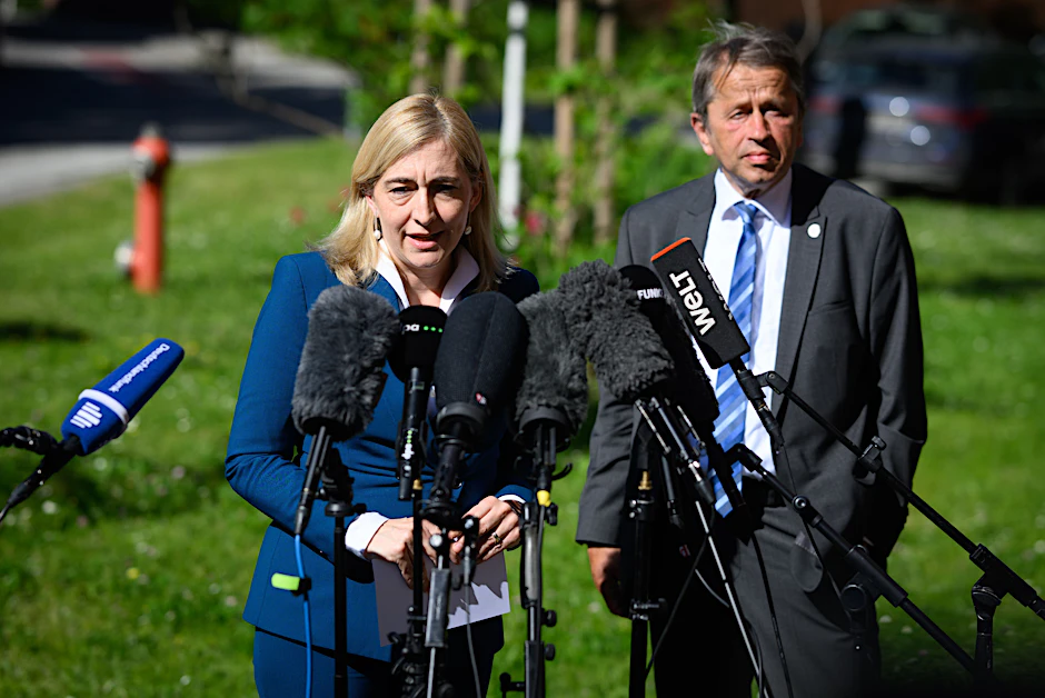Bundesgesundheitsministerin Nina Warken und Charité-Vorstand Heyo Kroemer am Mittwoch vor der Klinik