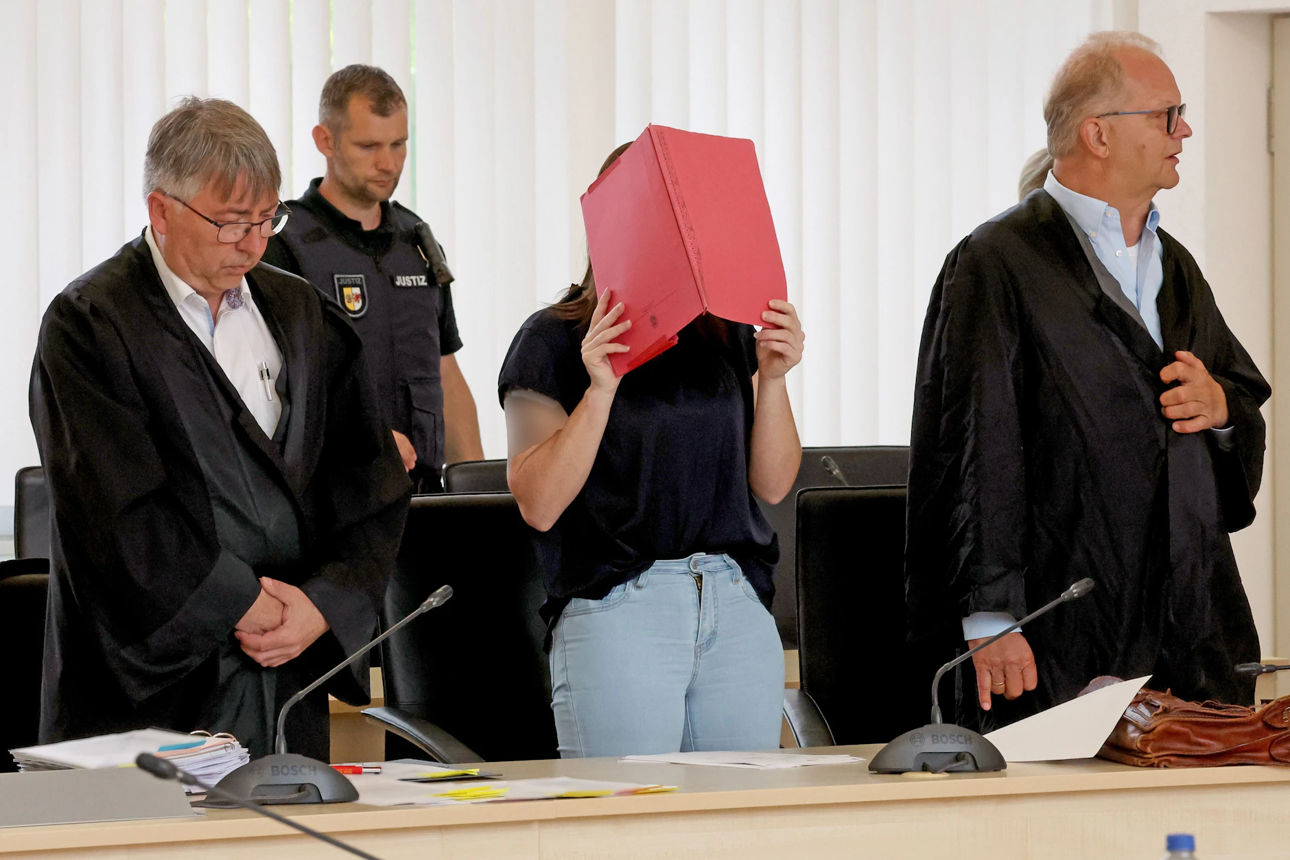Gina H. mit ihren Anwältern vor Gericht. am Dienstag wirde der Prozess im Mordfall Fabian fortgesetzt.