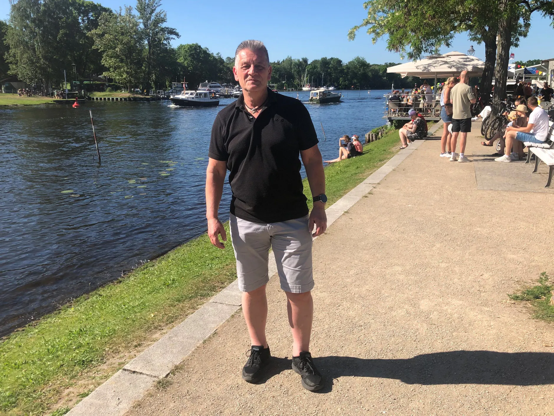 Hertha-Ordner Michael Schirok am Ufer der Havel in Caputh zwischen Temliner See und Schwielowsee. Bis zur großen Kreuzfahrt auf den Ozeanen dauert es noch drei Jahre.