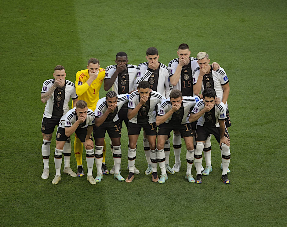 Vor ihrem ersten Auftritt bei der WM 2022 in Katar protestierten die DFB-Profis symbolisch gegen das Verbot der Regenbogenbinde.