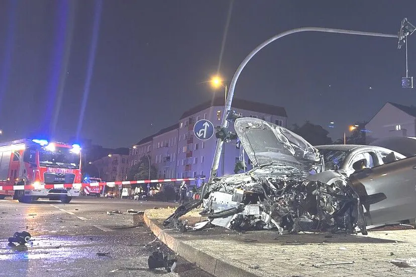 Ein Pkw ist frontal gegen einen Ampelmast geprallt und wurde komplett zerstört.