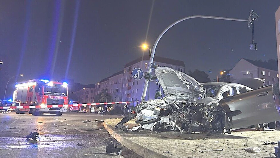  Ein Pkw ist frontal gegen einen Ampelmast geprallt und wurde komplett zerstört.