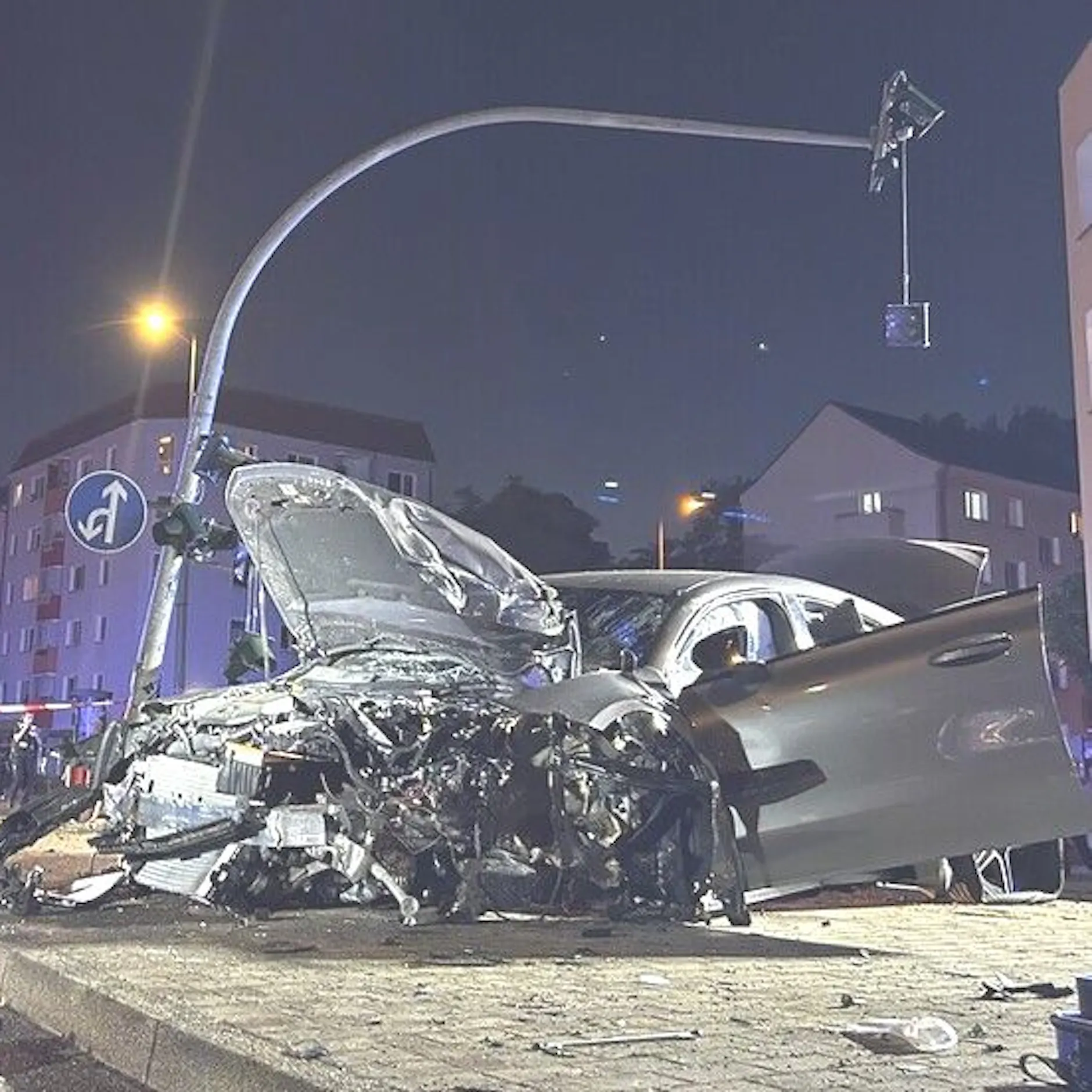 Ampel zerfetzt Pkw – der Fahrer wäre fast gestorben