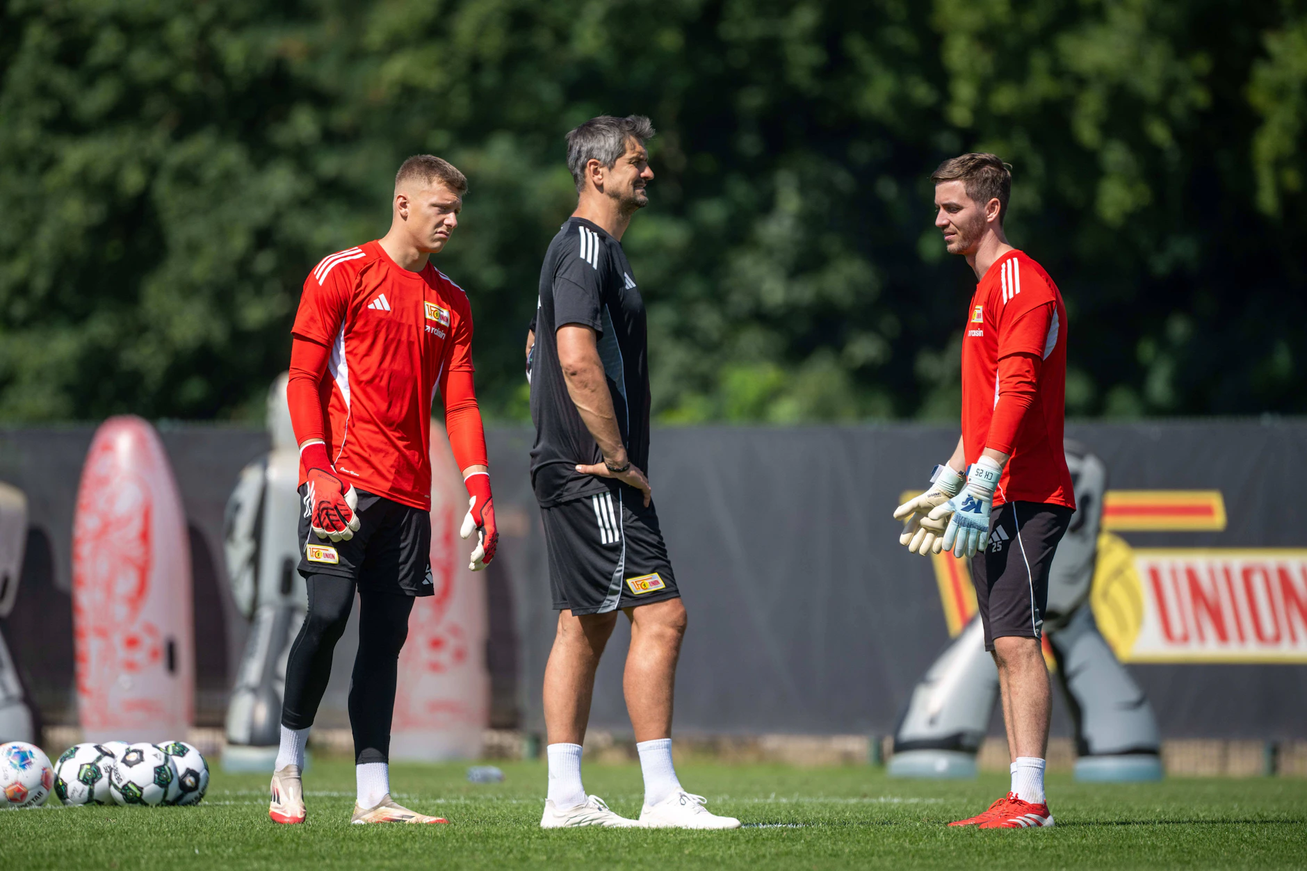 Torhüter Yannic Stein (l.) wird den 1. FC Union Berlin genau wie Torwarttrainer Michael Gspurning (M.) verlassen.